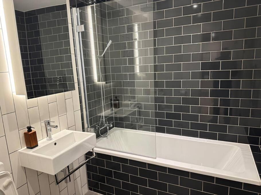 Spacious Modern 1 Bed Apartment. Londen Buitenkant foto